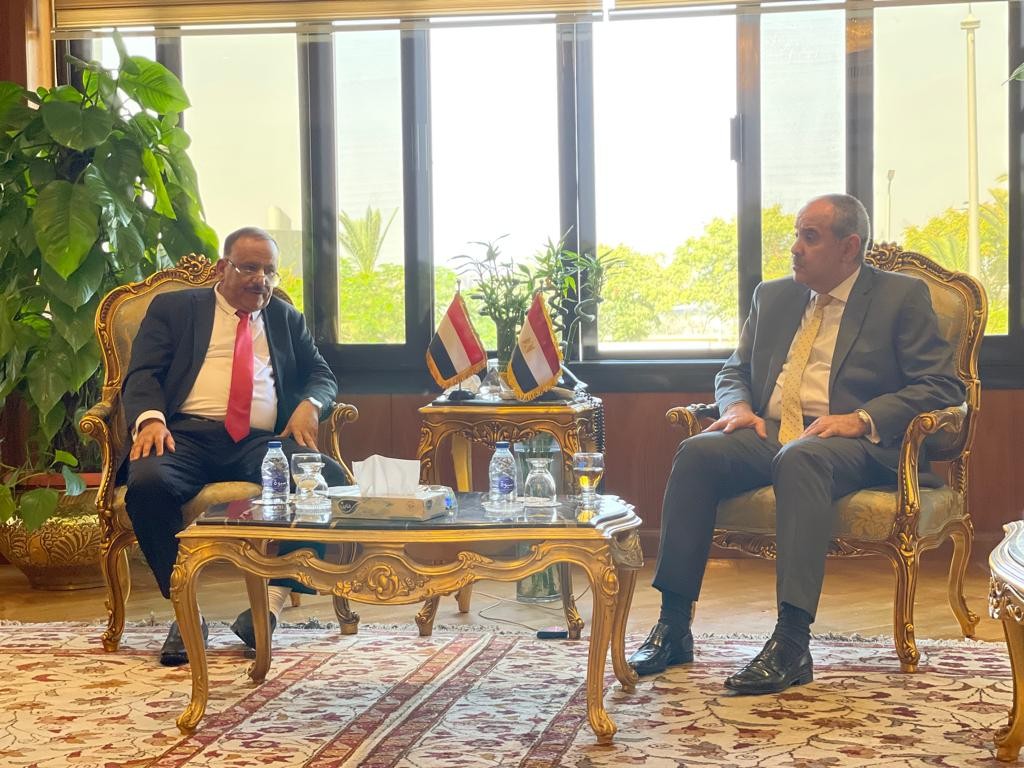 وزير الطيران المدني يبحث مع نظيره السيراليوني نقل الخبرات المصرية في مجال النقل الجوي 1 163509082492777255 16350933721699298344