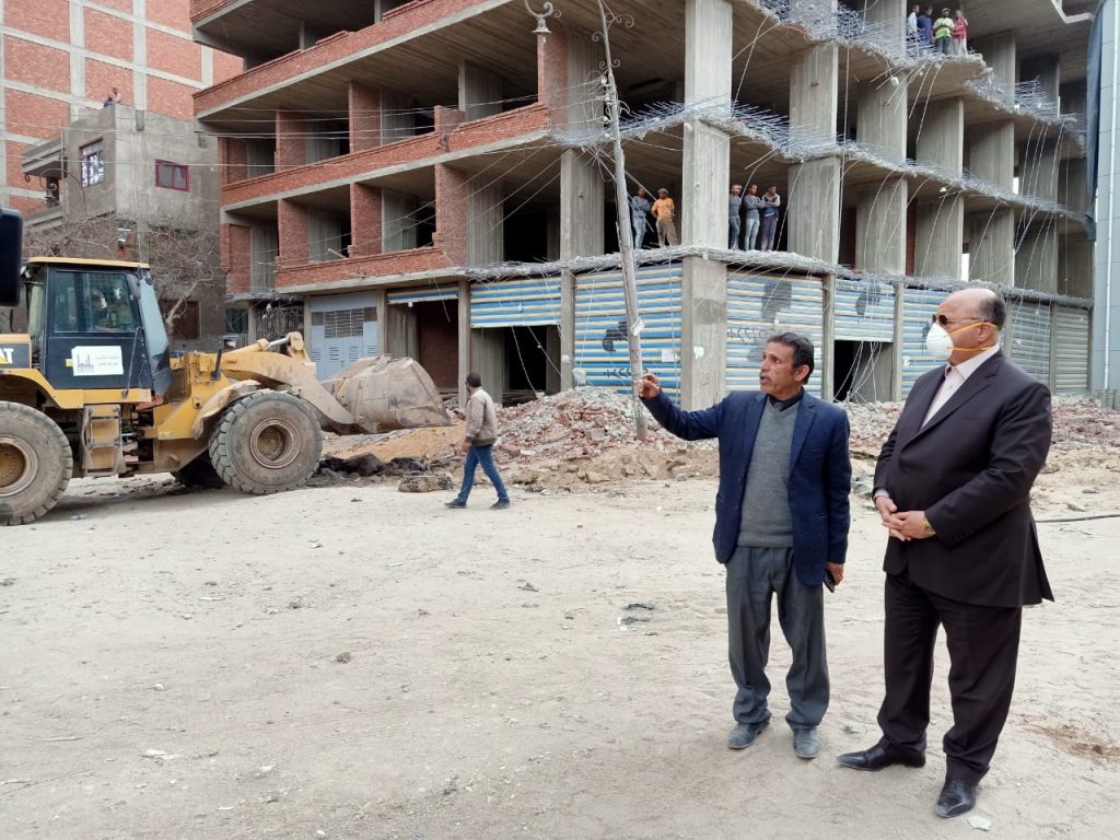 230777 محافظ القاهرة يشرف على أعمال إزالة بناء مخالف (1)1698791404