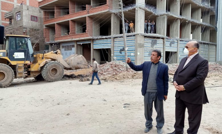 230777 محافظ القاهرة يشرف على أعمال إزالة بناء مخالف (1)1698791404