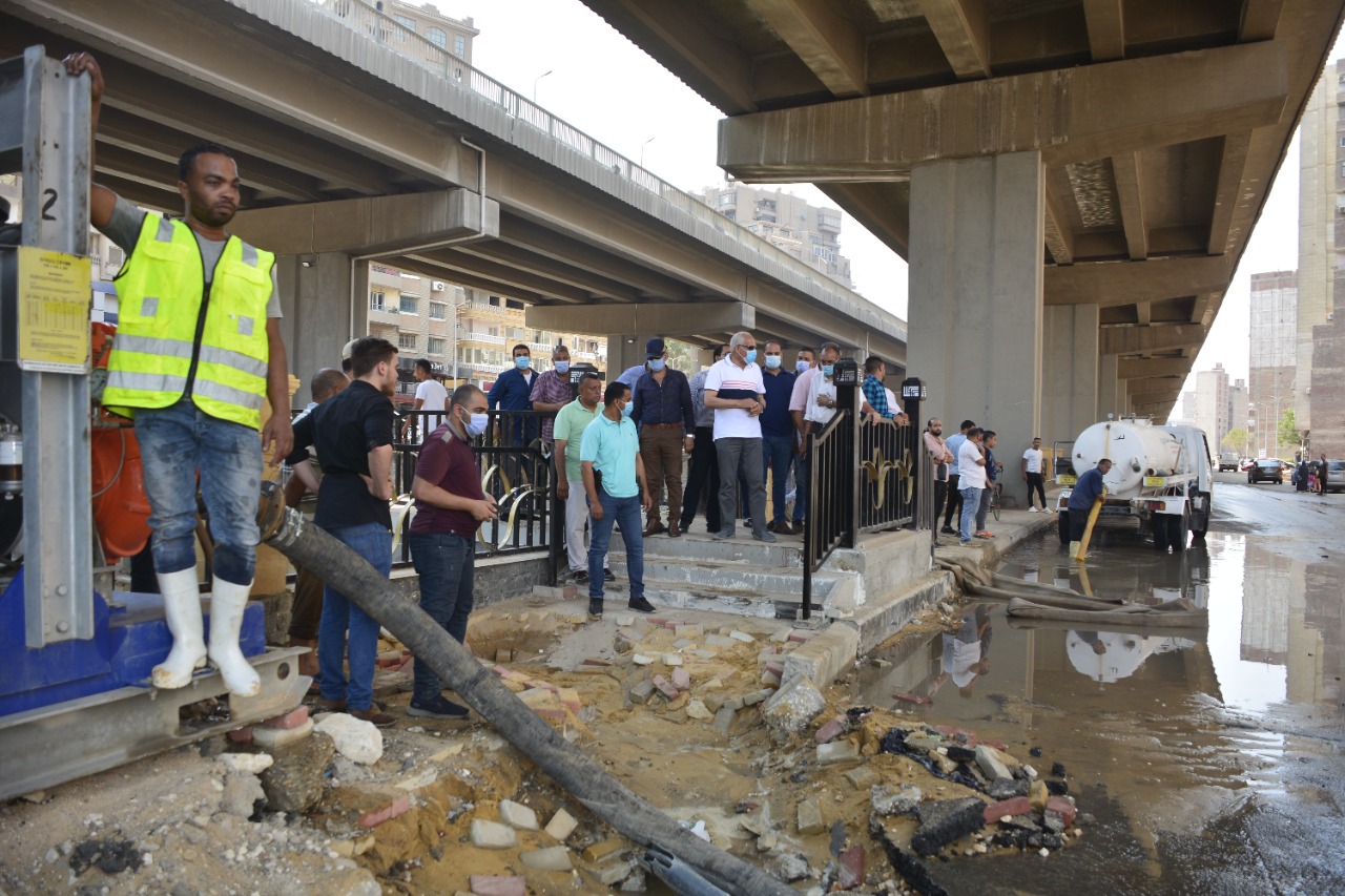محافظ الجيزة: الدفع بـ 16 شفاط مياه لرفع آثار المياه الناجمة عن كسر خط مياه بمركز أوسيم 1 318169 IMG 20210730 WA00041699009623
