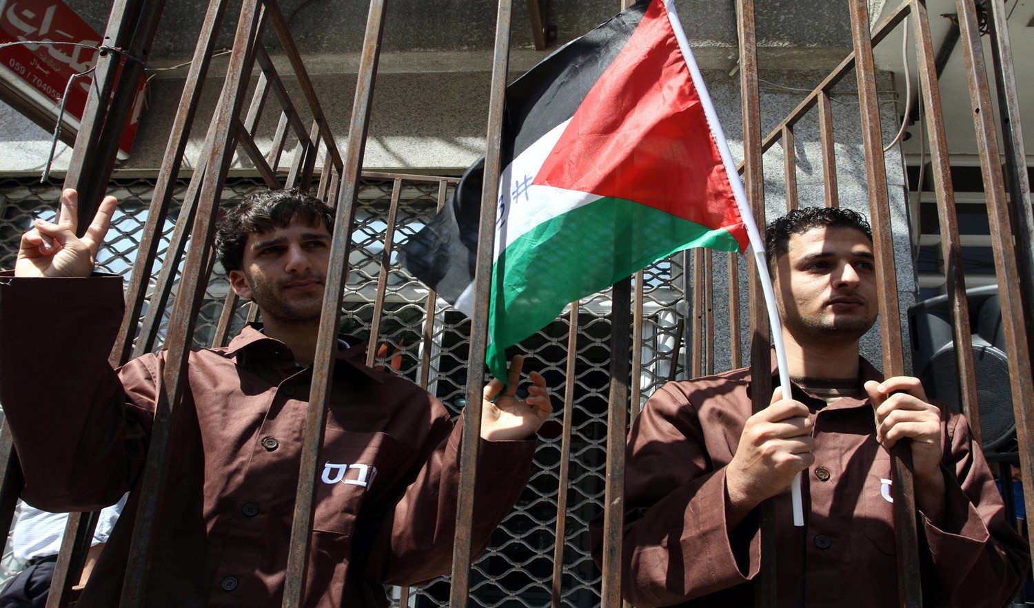 الاحتلال الإسرائيلي يقمع فلسطينيين ينتظرون ذويهم المنوي الإفراج عنهم في مُحيط سجن "عوفر" غرب رام الله 1 3198053e 91a9 4737 9f11 971b15bca0351701023525