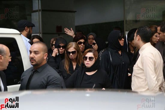 تشييع جنازة الفنان طارق عبدالعزيز بحضور حشد من الفنانين 1 36914 خروج جثمان محمود عبد العزيز 81701083283