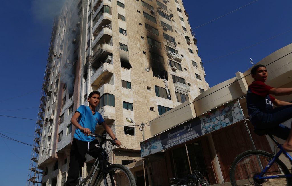 15 شهيدًا في قصف إسرائيلي استهدف منازل في قطاع غزة .. ودمار ثلاثة مساجد في خان يونس 1 579cq1700744463