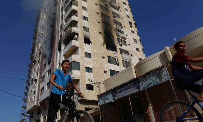 15 شهيدًا في قصف إسرائيلي استهدف منازل في قطاع غزة .. ودمار ثلاثة مساجد في خان يونس 1 579cq1700744463