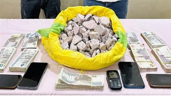 ضبط عنصرين إجراميين بحوزتهما كمية من مخدر الحشيش بقيمة 5ر1 مليون جنيه قبل ترويجها بمطروح 1 7401700826603