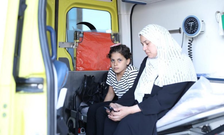 "الصحة": استقبال 12 طفلا فلسطينيا من مرضى السرطان عبر معبر رفح للعلاج في المستشفيات المصرية 1 7581699377726
