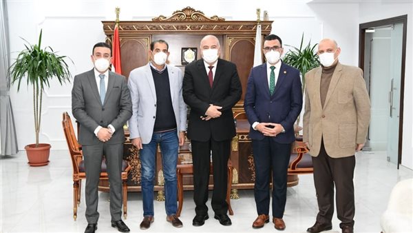 محافظ قنا يبحث سبل تطوير الخدمات الطبية.. والانتهاء من 1060 مستندا لصرف مستحقات معلمين 1 871700329143