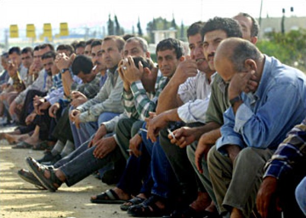 الجارديان تسلط الضوء على معاناة العمال الفلسطينيين العالقين في إسرائيل 1 99986382961699084503