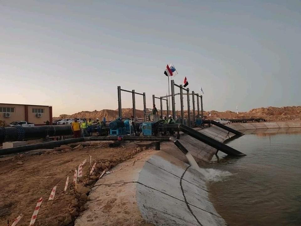 القوات المسلحة تنفذ مشروع إطلاق المياه بالترعة المغذية لمشروع شرق الريف المصري بمنطقة توشكى 1 FhoZ0CaX0AA4vFR1700651164