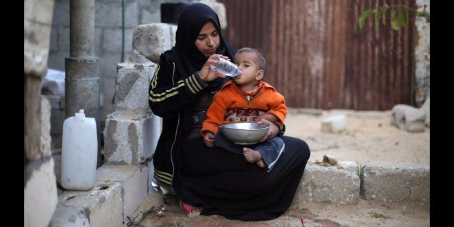 الجارديان: سكان غزة يعيشون كابوسا مروعا في ظل كارثة إنسانية طاحنة 1 access to clean water is a human