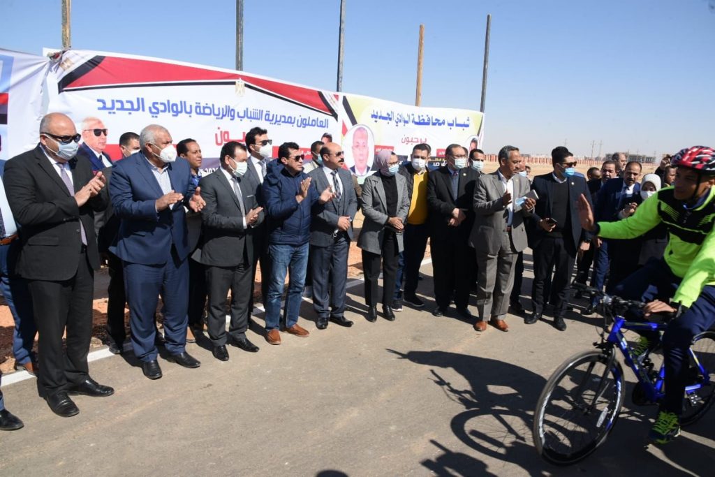 مستشار رئيس الجمهورية لشئون المناطق النائية والحدودية يطلق شارة بدء ماراثون الدراجات بالوادي الجديد 1 elaosboa165431700755923