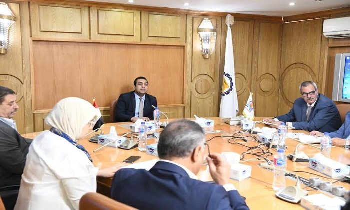 نائب محافظ قنا يبحث دمج تكنولوجيا المعلومات والاتصالات بقطاعات التنمية المجتمعية بالمحافظة 1 elaosboa214831700141104