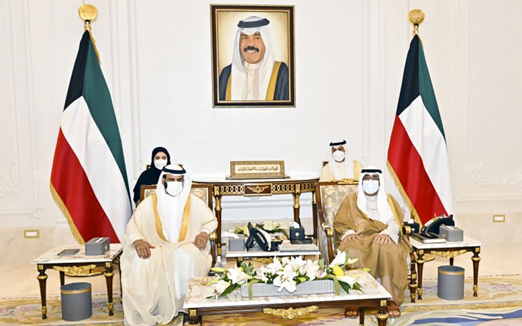 ولي عهد الكويت يتسلم دعوة للمشاركة في الدورة (44) لمجلس التعاون في قطر 1 image1701164465