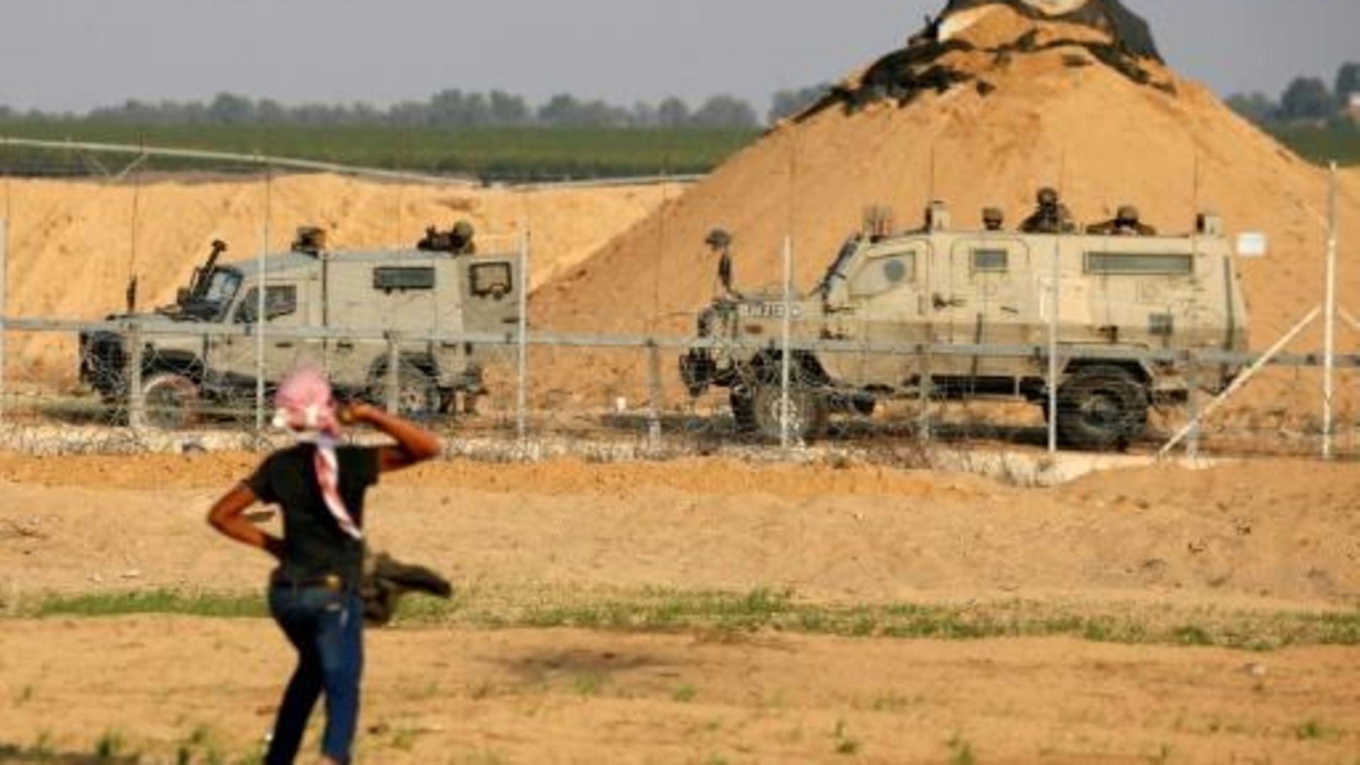 الاحتلال الإسرائيلي يقصف نازحين جنوب قطاع غزة ويستعين بطائرات مُسيرة في قصف مُخيم "جنين" 1 image doc 1d44jh1700188263