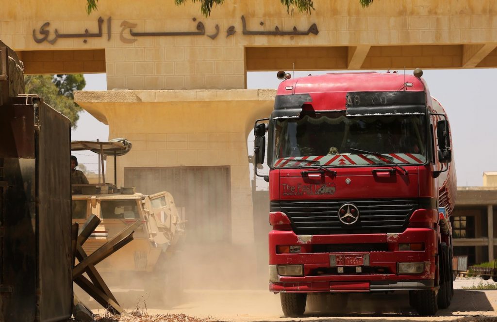 إدخال 7 شاحنات وقود لقطاع غزة عبر ميناء رفح البري 1 xAa8Q1701167408