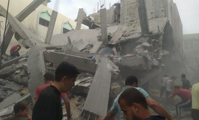 شهداء وجرحى خلال قصف طائرات الاحتلال عدة منازل شرق خان يونس1699801024