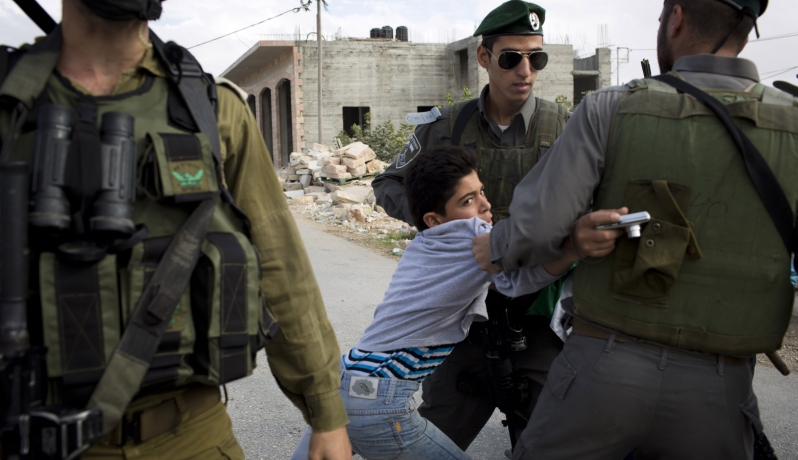 الاحتلال الإسرائيلي يفرج عن 15 امرأة و15 طفلا فلسطينيا من سجونه بموجب "صفقة التبادل" 1 طفل1701315723