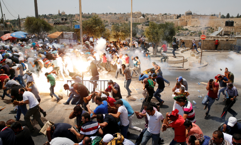 استشهاد 21 فلسطينيًا في قصف بوسط وجنوب غزة.. وعدد آخر غير معروف في قصف لمحيط مُستشفى شمالاً 1 مواجهات عنيفة في المسجد الأقصى عقب اقتحامه