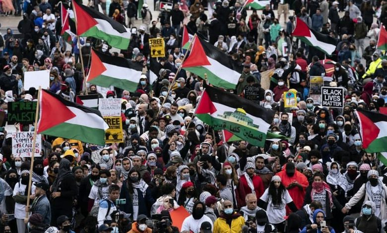 تظاهرات حاشدة بساحة الحرية قرب البيت الأبيض تضامنا مع فلسطين.. وتهديدات بعدم دعم بايدن في انتخابات 1 وقفة واشنطن1699133163