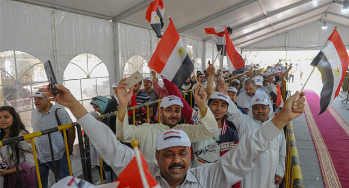 المصريون يتوافدون على السفارة المصرية بأوتاوا للإدلاء بأصواتهم وسط إشادة بدقة العملية الإنتخابية 1 تصويت المصريين فى الكويت1701638042