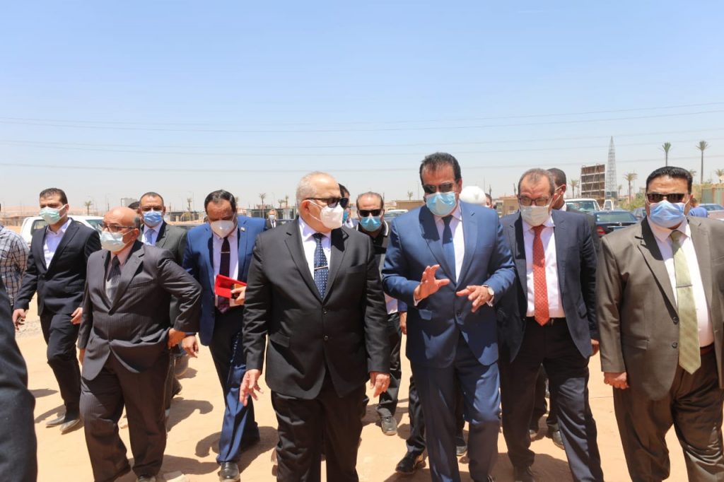 وزير التعليم العالي ورئيس جامعة القاهرة يتفقدان الفرع الدولي للجامعة 1 114162 IMG 20210524 WA00211701681363
