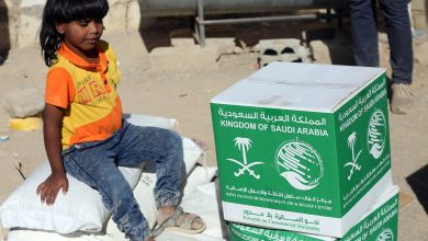 1261451 طفل يمنى يجلس بعد تلقى المساعدات السعودية1701871083