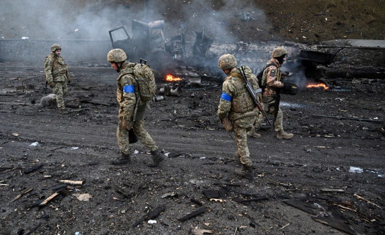 1494632 des soldats ukrainiens apres un bombardement russe1702709702