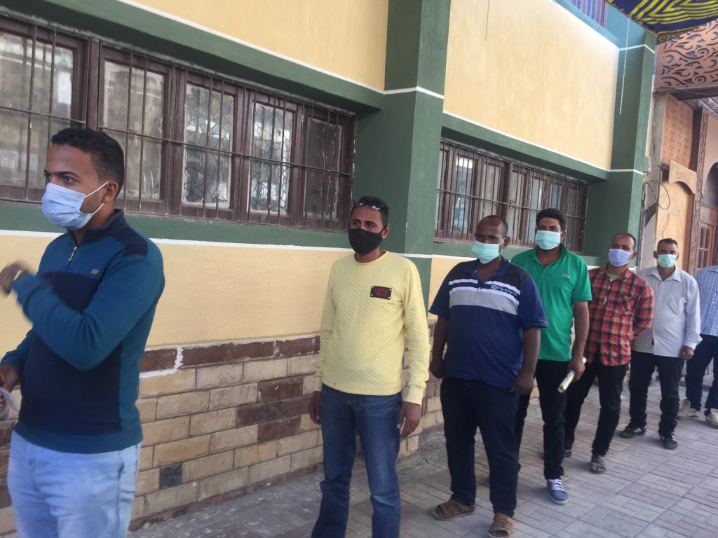 الناخبون بمختلف انتماءاتهم يحتشون بالآلاف أمام لجان العاصمة الإدارية ويسطرون ملحمة في حب الوطن 1 1512968 1512968 طابور الناخبين أمام اللجان1702202343