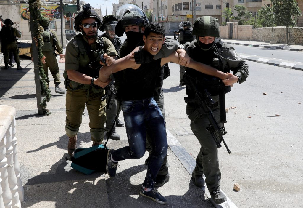 1650501 متظاهر فلسطينى يقاوم قوات الاحتلال فور اعتقاله1703191562