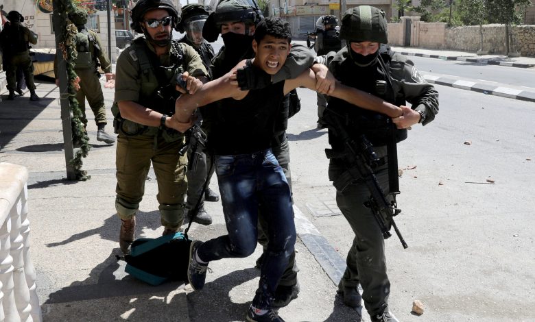1650501 متظاهر فلسطينى يقاوم قوات الاحتلال فور اعتقاله1703191562