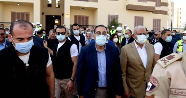 مدبولي يتفقد الوحدات المُنفذة ضمن مبادرة الرئيس"سكن لكل المصريين" بمدينة السادات ويسلم عددا من العقود للمستحقين 1 2021111302273727371701511985