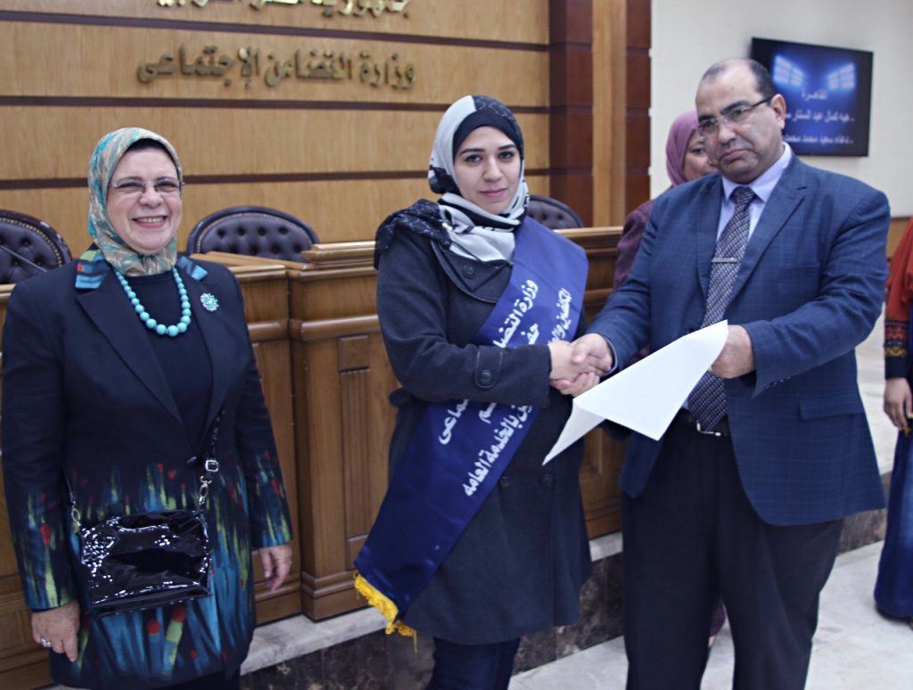 وزيرة التضامن تكرم المكلفين والعاملين المتميزين بالخدمة العامة تحت شعار"الخدمة العامة..مشاركة وانتماء" 1 234978 961701768003