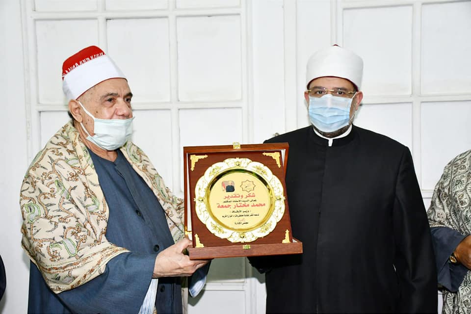 إهداء إمام الحرم النبوي درع وزارة الأوقاف تقديرًا لجهوده في خدمة القرآن الكريم 1 275647896 366481462156184 1767473570970073480 n1703417164