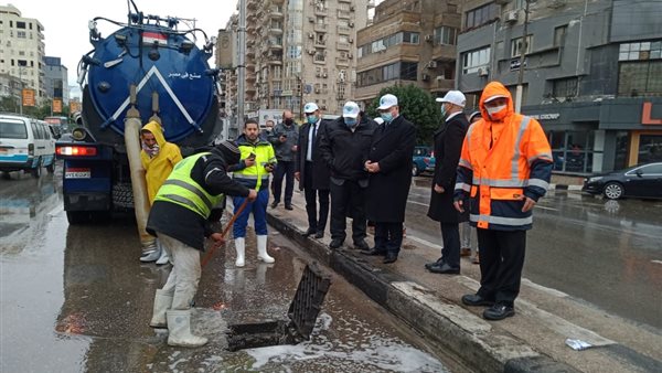 محافظ القاهرة يشرف على جهود الأجهزة التنفيذية لرفع تراكمات مياه الأمطار من الشوارع 1 5771703761083