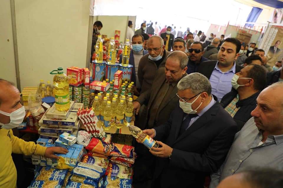 محافظ المنيا يوجه باستمرار طرح كراتين السلع الغذائية بأسعار مخفضة 1 6021703591524