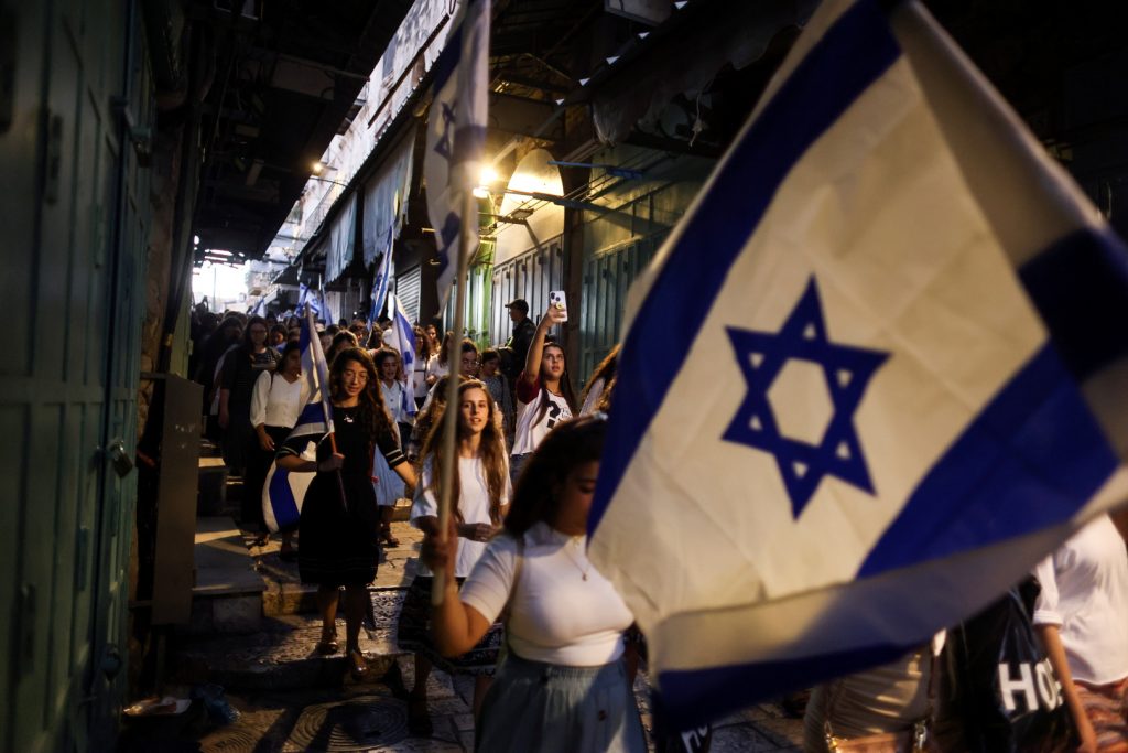المقاومة الفلسطينية: الاحتلال يقامر بحياة جنوده.. وآلاف الإسرائيليين يتظاهرون في تل أبيب 1 61b0499e4c59b7018942b1f31702743663