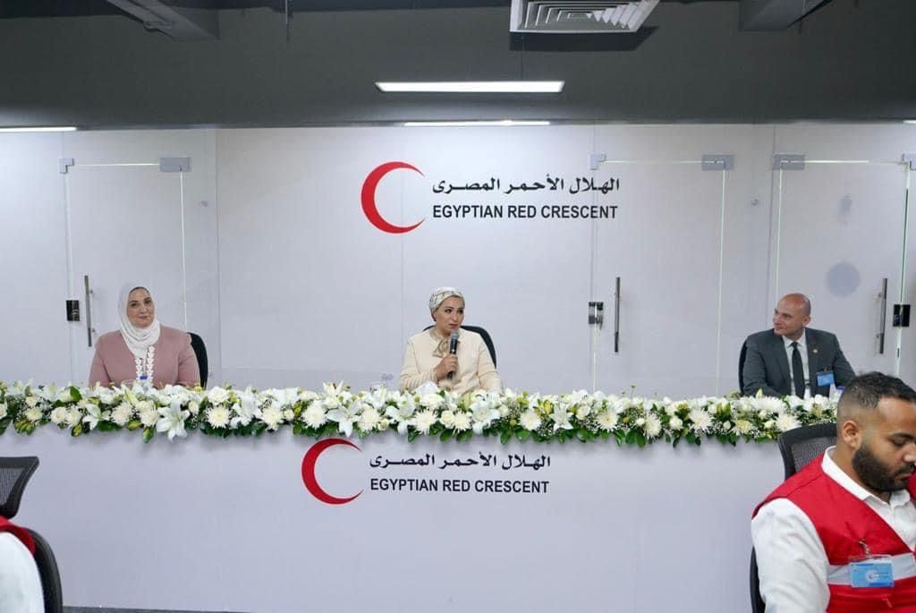 62501 زيارة السيدة انتصار السيسى للهلال الاحمر1701875344