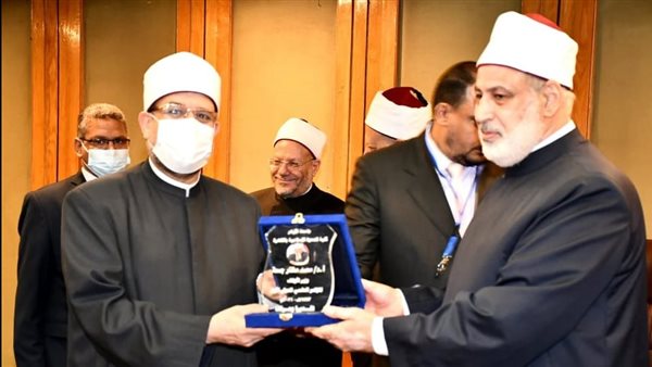 درع رابطة العالم الإسلامي لوزير الأوقاف تقديرًا لجهوده في خدمة الدعوة وعمارة بيوت الله 1 6441702923603