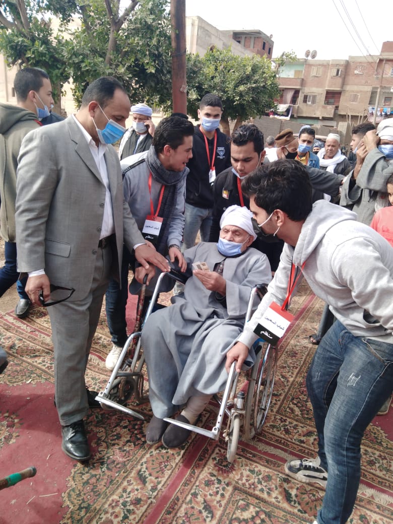 مع اقتراب منتصف اليوم.. "ربات بيوت" يحرصن على سرعة الإدلاء بأصواتهم في لجان الشرابية وشبرا 1 7 12 2020 14 46 44 GomhuriaOnline 16073452041702384623