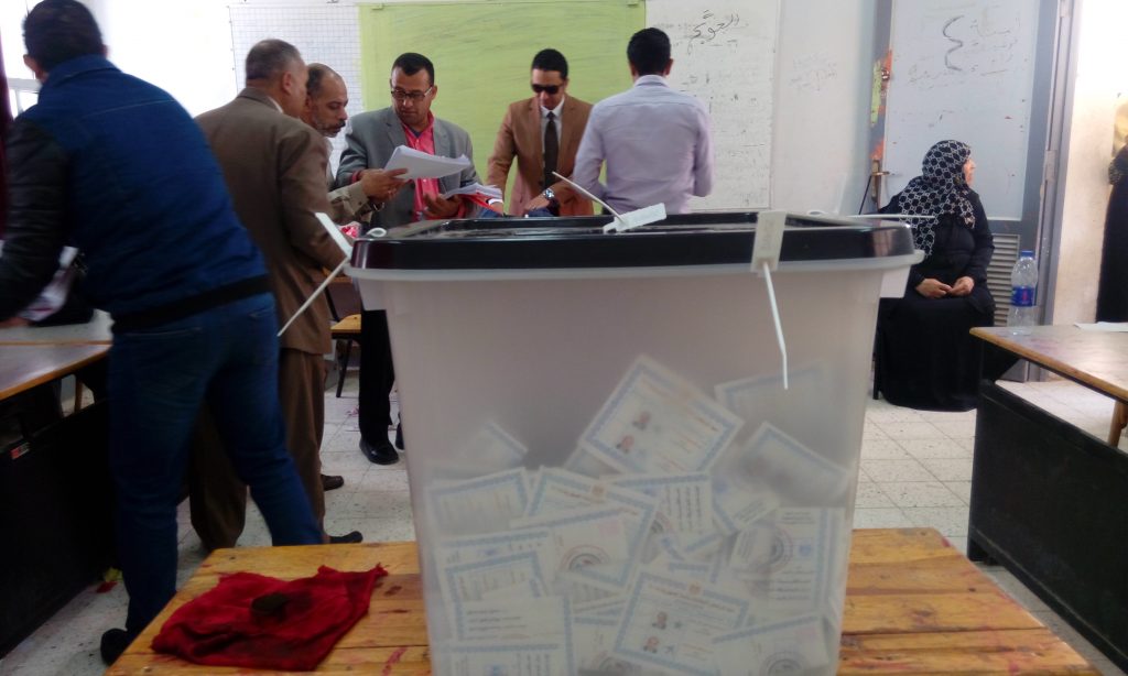 760825 توافد المواطنين على اللجان الانتخابيه بجنوب سيناء (3)1702388943