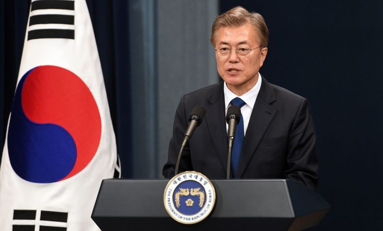 781836 الرئيس الكورى الجنوبي في أول يوم بمنصبه الجديد1701942303
