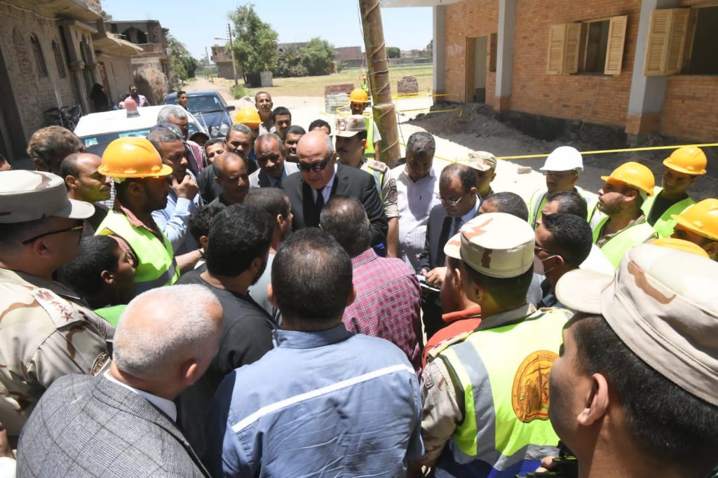 محافظ قنا: الوحدة البيطرية بقرية المنيرة تم تنفيذها ضمن مشروعات مبادرة حياة كريمة 1 7971703595544