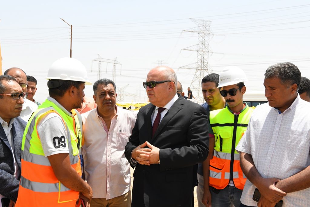 محافظ قنا: نولي اهتمامًا كبيرًا بتوفير المناخ المناسب للاستثمار بالمناطق الصناعية وخارجها 1 8031702825684