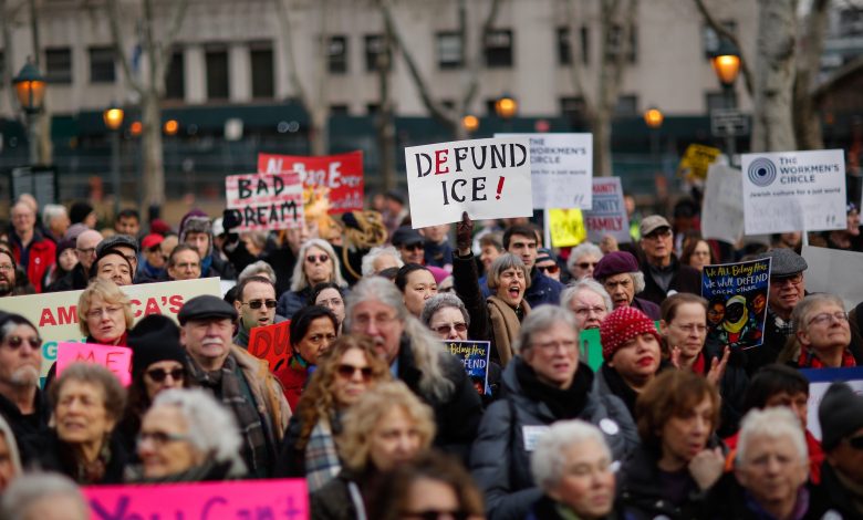 832871 أمريكيون يتظاهرون تضامنا مع المهاجرين فى نيويورك1703947983