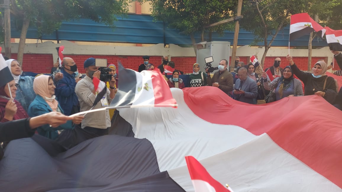 مديرية التربية والتعليم والأحزاب بأسوان تنظم مسيرات في حب مصر أمام اللجان الانتخابية 1 91412 رفع علم مصر أمام اللجان1702297623