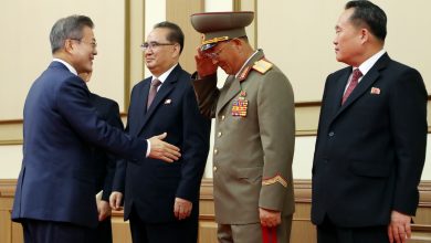 937103 رئيس كوريا الجنوبية يصافح وزير الدفاع الكورى الشمالى1703597643