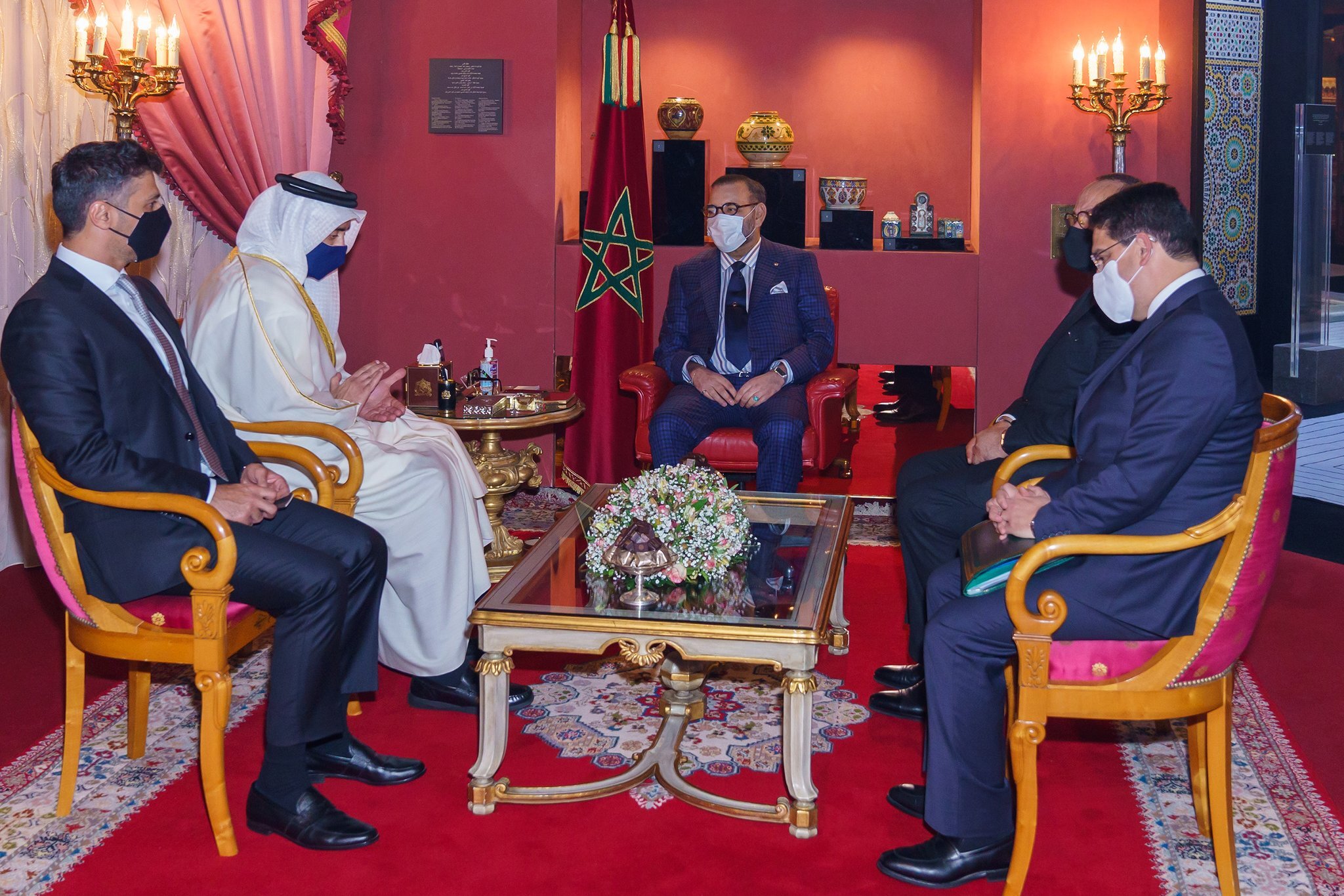 العاهل المغربي ورئيس دولة الإمارات العربية المتحدة يوقعان إعلان "نحو شراكة مبتكرة ومتجددة" 1 EsMqIGQXEAQkcfo1701711423