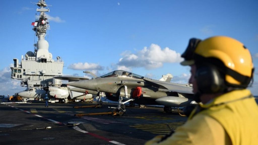 وزير الجيوش الفرنسي يزور حاملة الطائرات (ديكسمود) لعلاج مصابي غزة في 31 ديسمبر الجاري 1 France Armee CharlesDeGaulle 01703426583