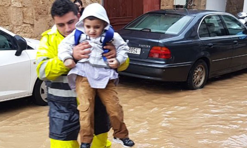 الدفاع المدني اللبناني: إنقاذ مواطنين احتجزتهم السيول داخل المباني والسيارات في بيروت 1 civil defence 11703324227