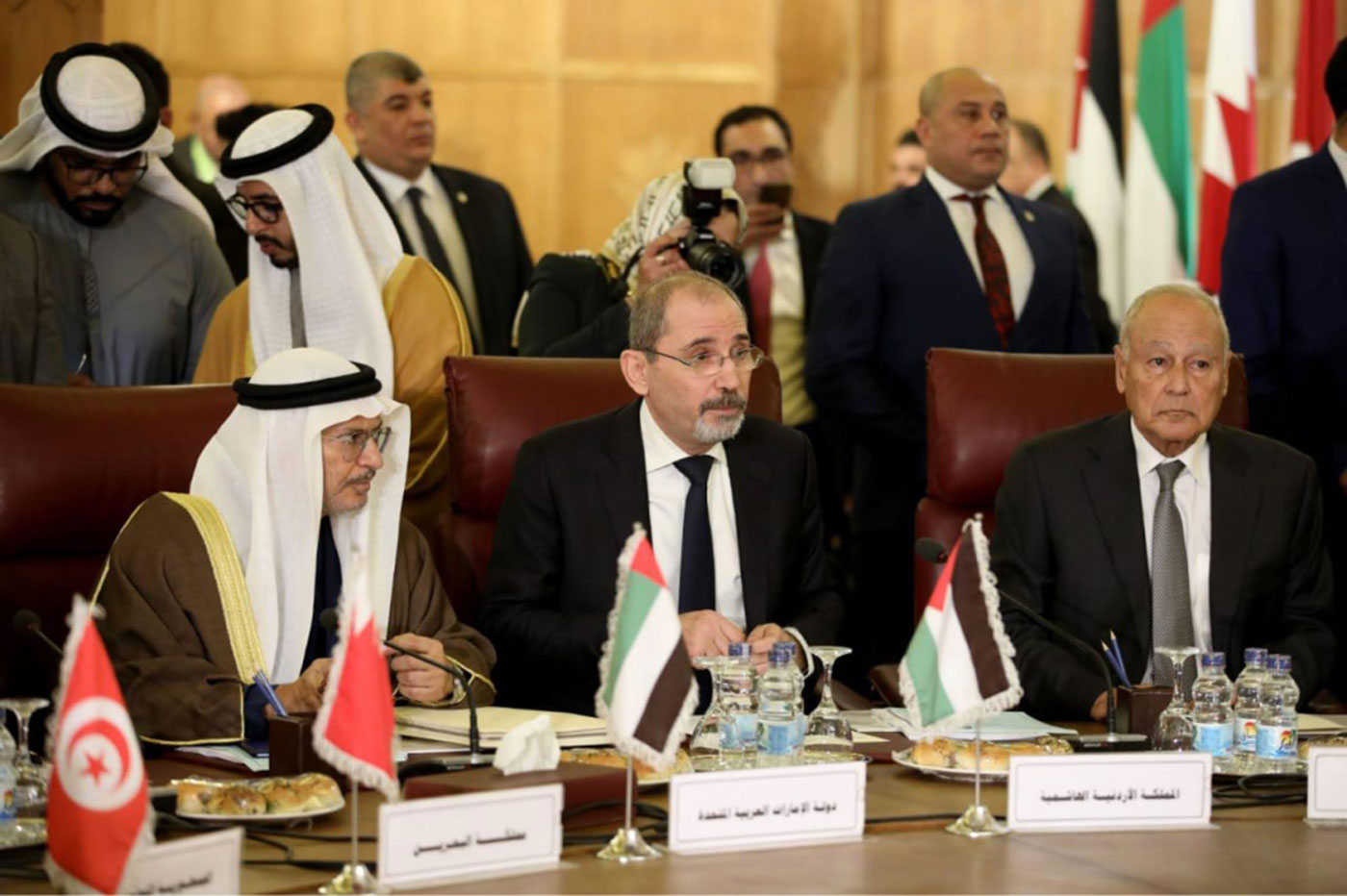 الرئيسان الإماراتي والروسي يؤكدان أهمية العمل لإيجاد سلام دائم وشامل للقضية الفلسطينية 1 image1701875643